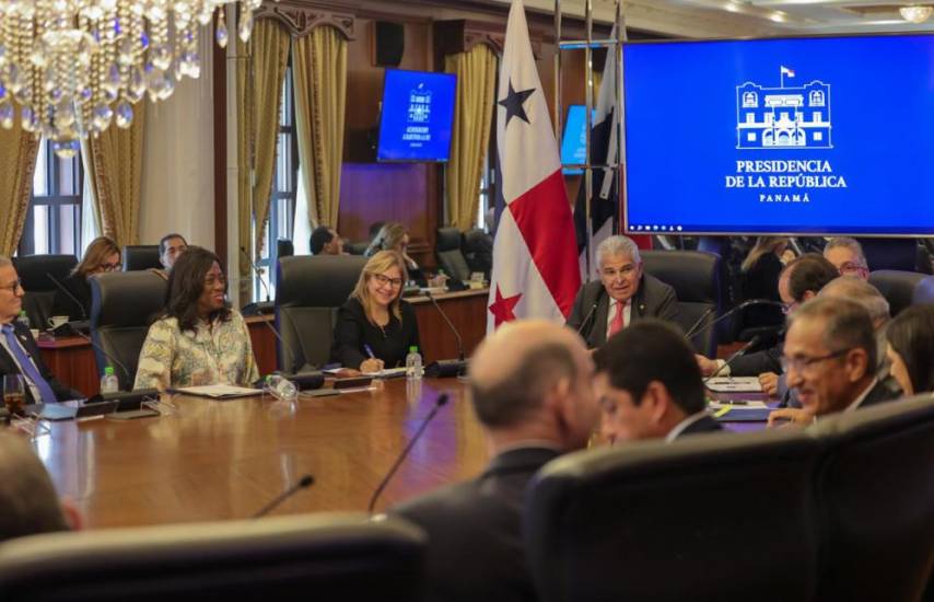 ML | El presidente de la República José Raúl Mulino acompañado de los ministros en el Consejo de Gabinete.