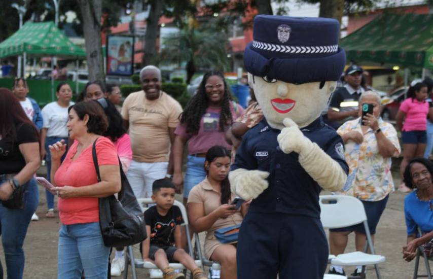 Policías y familias de La Chorrera se unen en una celebración musical