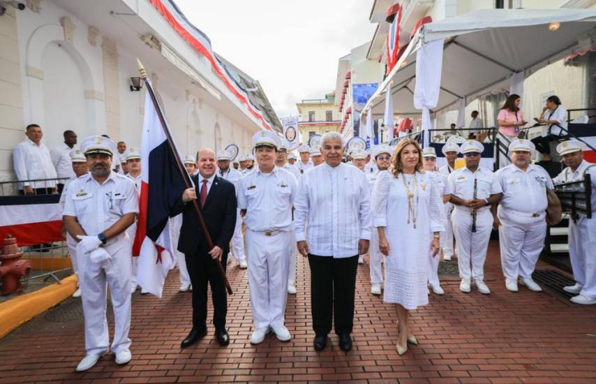 Presidente Mulino rinde honor a la bandera y presenta al abanderado oficial