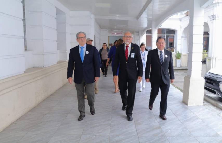 Ministro de Salud recorre el Hospital Santo Tomás