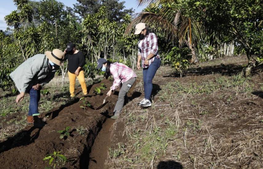 Banco Nacional y MiAmbiente firman convenio para un desarrollo comunitario sostenible