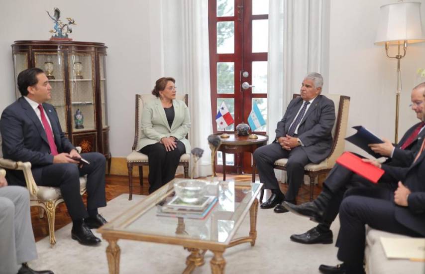 Mulino se reúne con la presidenta de Honduras para tratar temas migratorios y comerciales