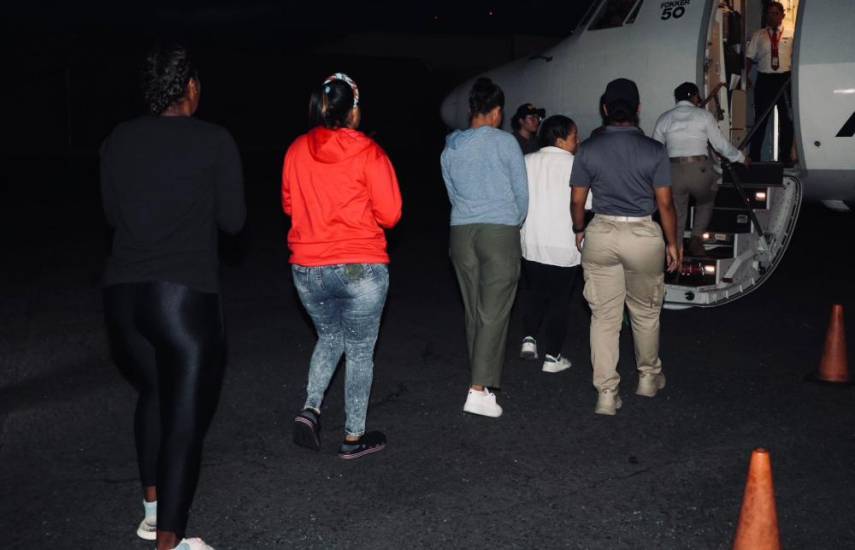 Panamá deporta a 26 migrantes colombianos con ayuda de Estados Unidos