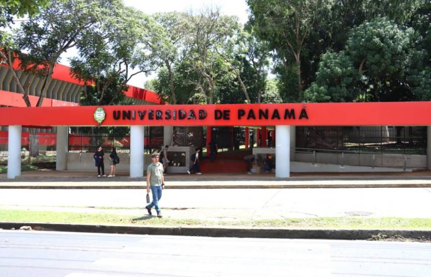 Una de las entradas al campus central de la Universidad de Panamá.