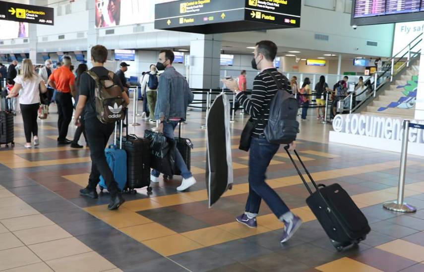 ML | Extranjeros llegan a la terminal área panameña de visita a Panamá durante el verano.