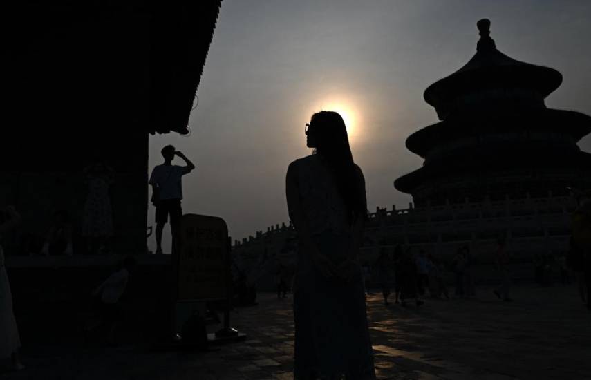 AFP | Personas en un templo de Beijing.