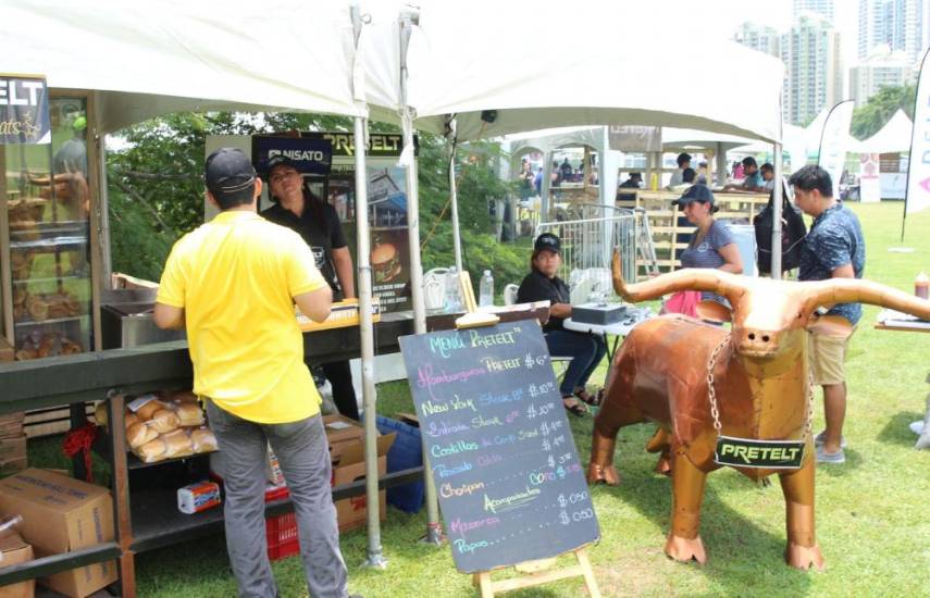 ML | Personas asistiendo al Pretelt Meat Fest.