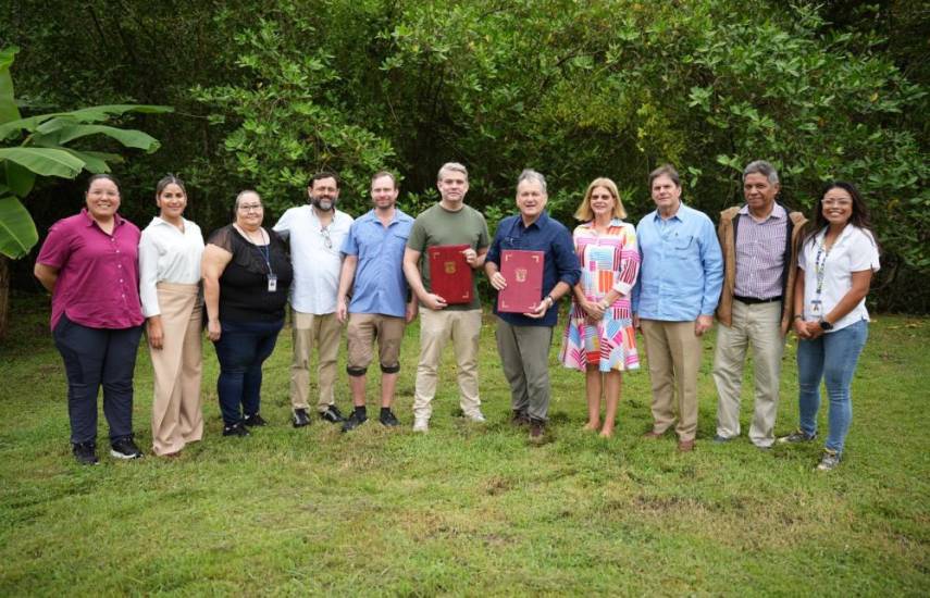 ML | Durante la firma del memorándum.