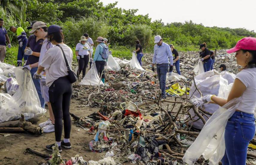 ML | Voluntarios en la jornada de limpieza en una playa en Costa del Este.