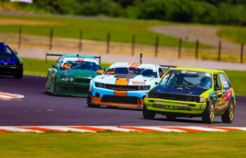 Apasionados por la velocidad se dan cita en la Carrera Internacional de Automovilismo