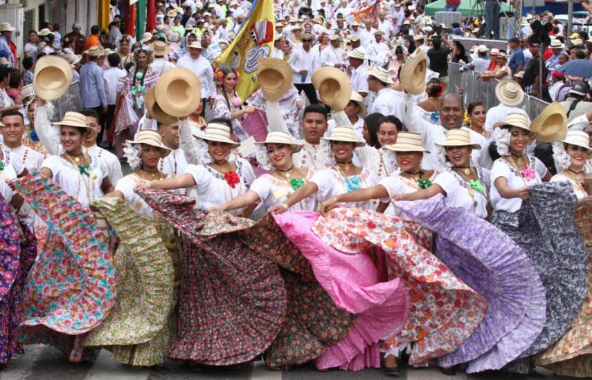 ml | Delegación de mujeres empolleradas y grupo de hombres en el Desfile de las Mil Polleras.