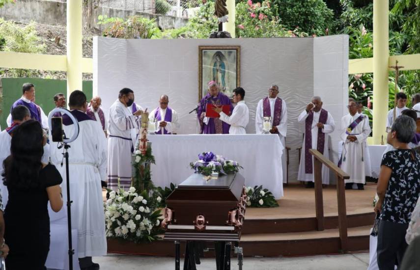 Despiden al padre Conrado Sanjur en el templo Cristo Servidor