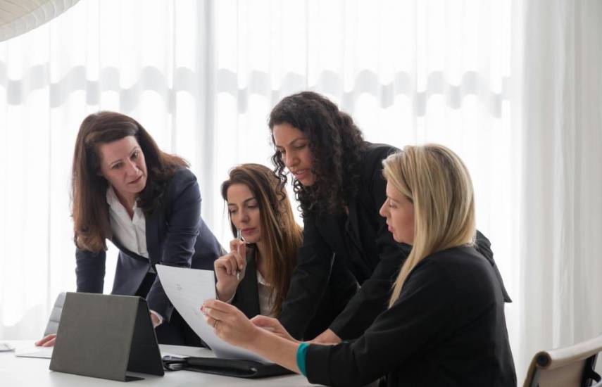 Pexels | Un grupo de mujeres reunidas.