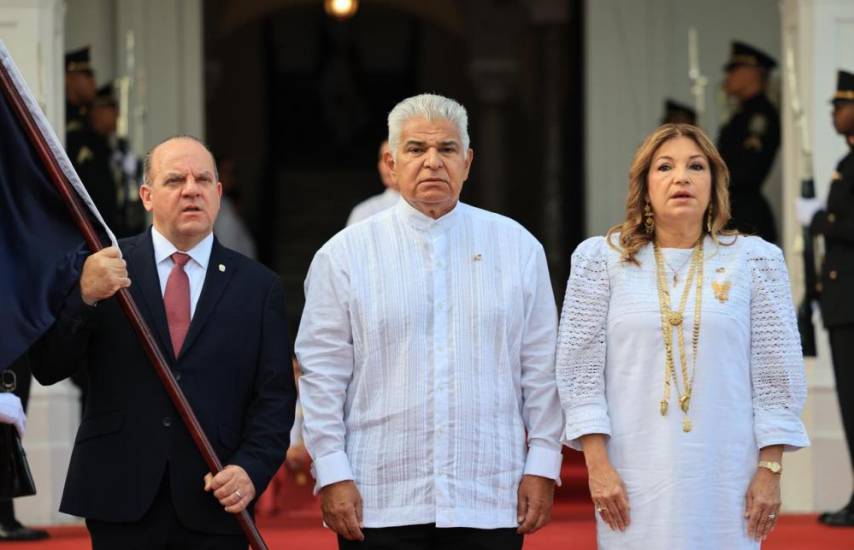 Presidente Mulino rinde honor a la bandera y presenta al abanderado oficial