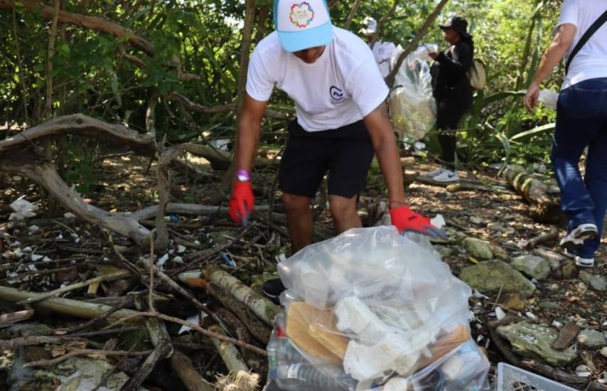 Realizan limpieza en playas de Taboga