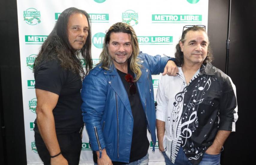 Ml | Sergio Blass (al centro) junto a los miembros de su banda.