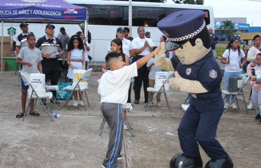 Policías y familias de La Chorrera se unen en una celebración musical