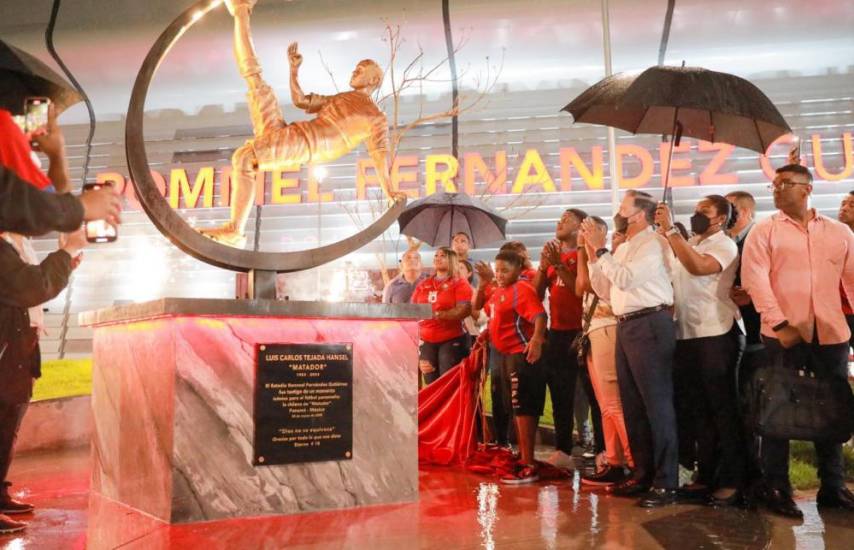 Cortizo entrega obras de remodelación y reinaugura el nuevo Estadio Rommel Fernández