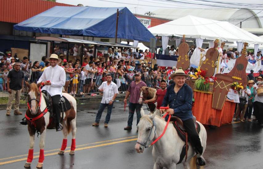 Cortesía | El expresidente de la Asamblea Nacional, Elías Castillo, en un desfile del 10 de Noviembre.