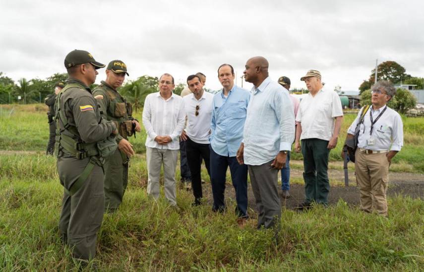 ML | Autoridades durante la visita.