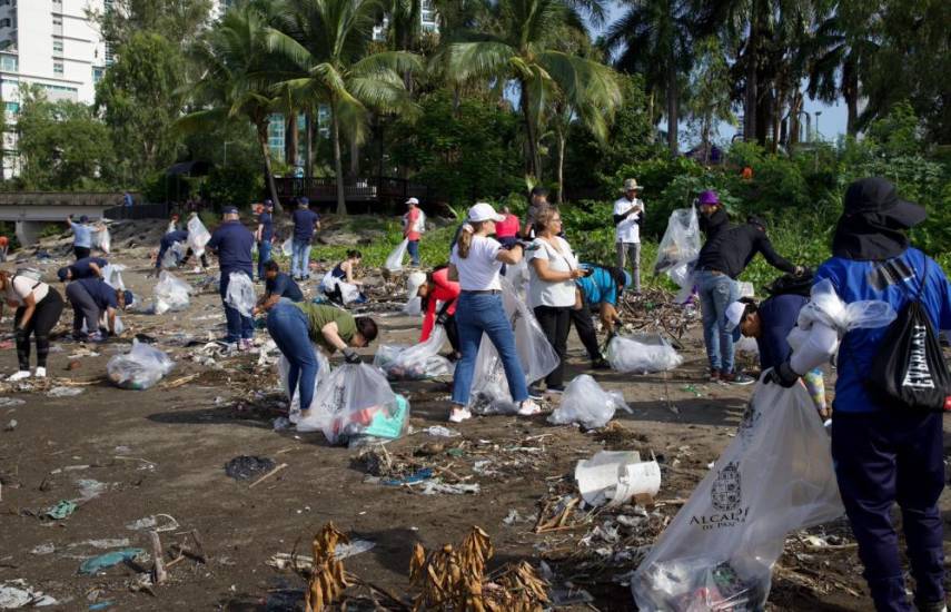 Alcaldía de Panamá y la Embajada de Estados Unidos realizaron limpieza de playa en Costa del Este