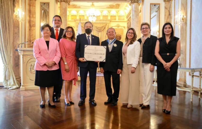 Presidente Cortizo condecora al presbítero Vicente Moreno Rodríguez