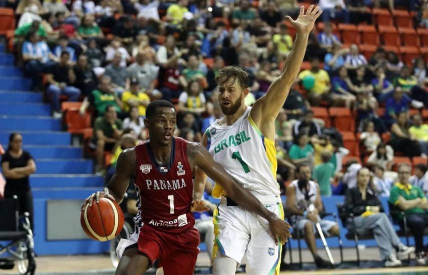 Cortesía Fepaba | El panameño Iverson Molinar durante el encuentro de la Selección Nacional ante Brasil, en noviembre pasado.