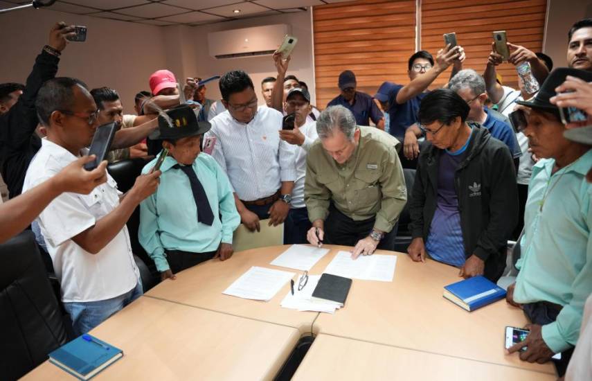 ML | Durante la forma del acuerdo en el Ministerio de Ambiente.