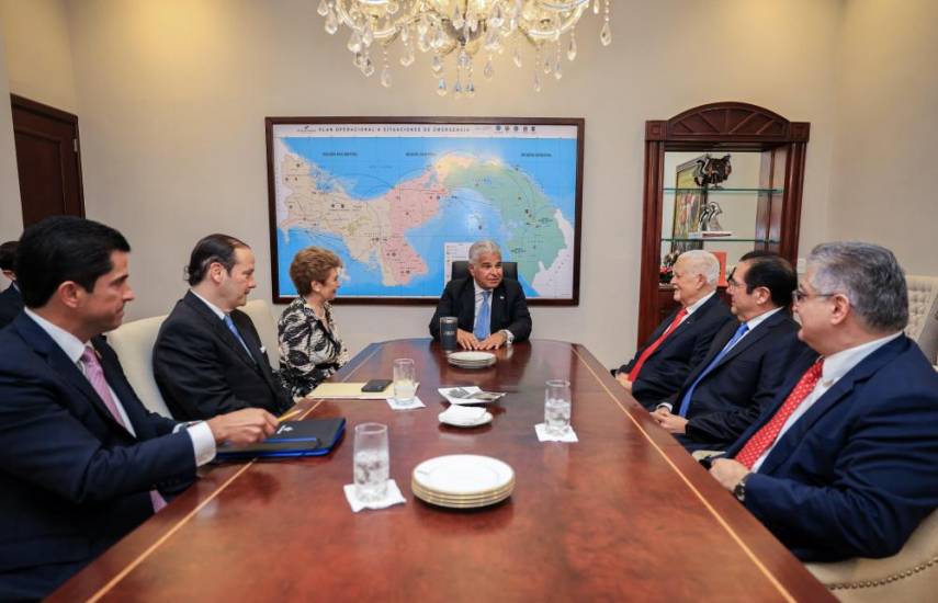 ML | El presidente José Raúl Mulino en reunión con los exmandatarios.