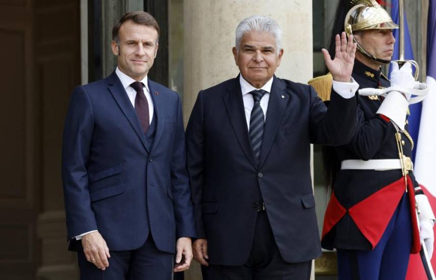 LUDOVIC MARIN / AFP | French President Emmanuel Macron welcomes Panama's President Jose Raul Mulino.