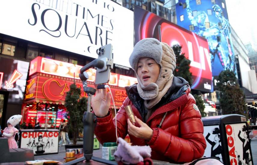 AFP | Una mujer se graba en un teléfono inteligente para las redes sociales en Times Square en la ciudad de Nueva York.