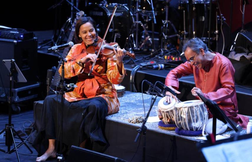 AFP | La artista estadounidense Rhiannon Giddens interpreta “American Railroad” con el conjunto Silkroad en BAM (Academia de Música de Brooklyn).