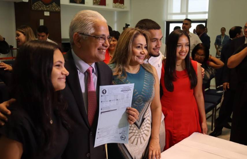 Blandón recibe credenciales que oficializan su candidatura presidencial
