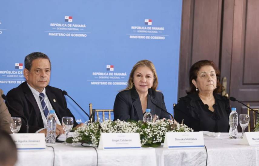 ML | La ministra Dinoska Montalvo durante la reunión.