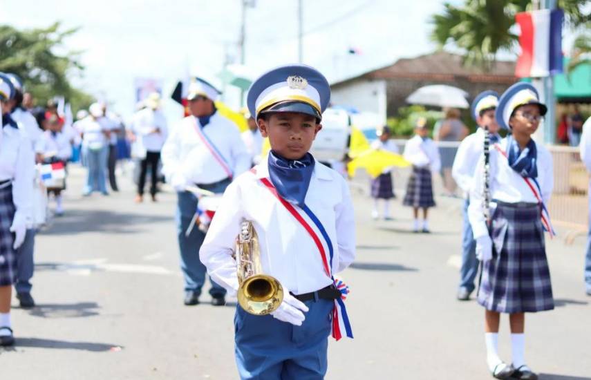 Colegio Saint Mary Panamá Oeste | Estudiante panameño participa en la banda de su colegio, tocando un instrumento en los desfiles patrios.