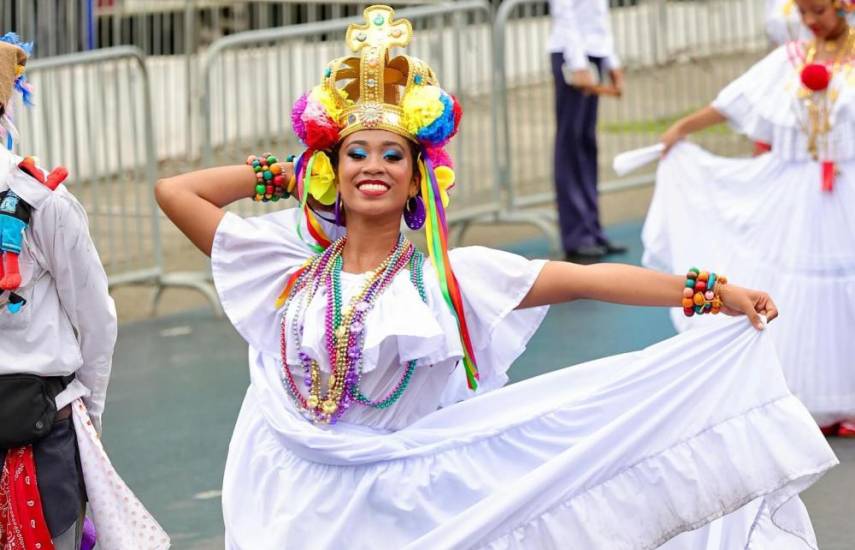 Meduca | Una estudiante viste la tradicional Pollera Congo durante los desfiles de noviembre.