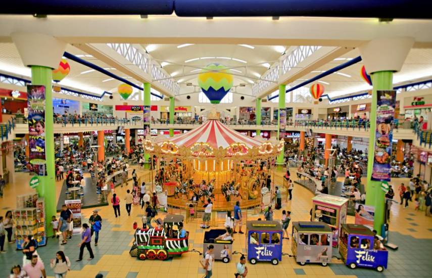 ML | Personas visitan tiendas, restaurantes y sitios de diversión en el centro comercial Albrook Mall, en la ciudad de Panamá.