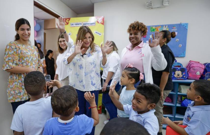 Primera dama visita Complejo Habitacional Irving Saladino en Sabanitas, Colón