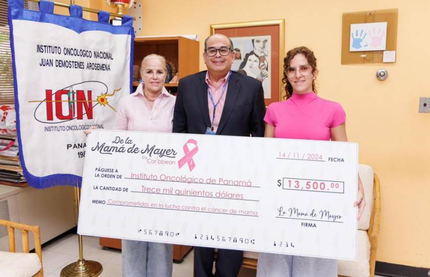 Rebecca Matalon, representante de la empresa, entregó el cheque al Instituto Oncológico Nacional.