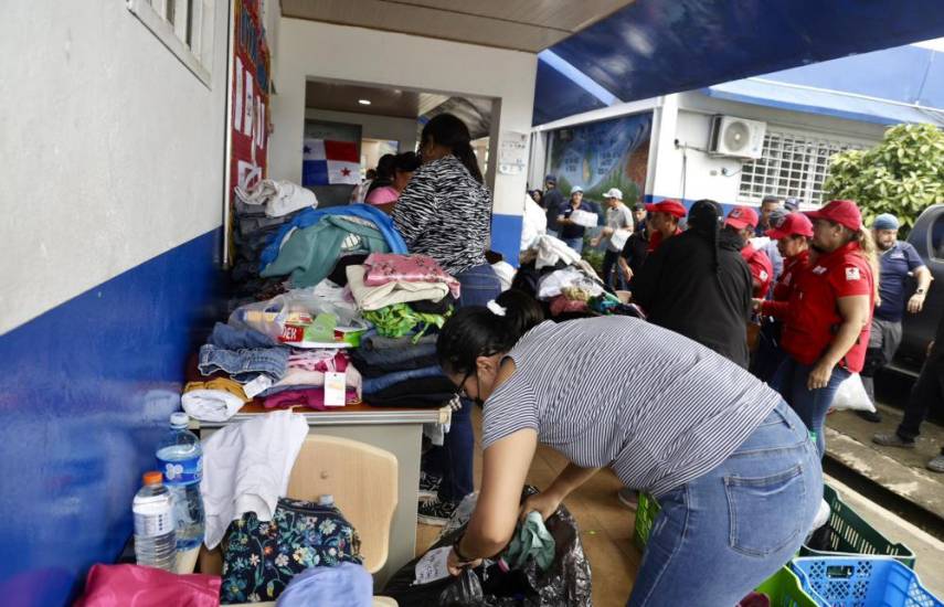 Cortesía | Entregando donaciones a los damnificados por las inundaciones.