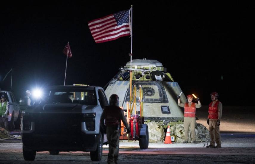 Cápsula espacial de Boeing regresa a la Tierra sin su tripulación por dudas de seguridad