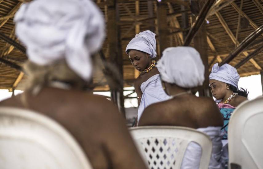 AFP | Los iniciados del oodoo se reúnen en el templo Mami Wata en Ouidah, el 11 de enero de 2025.