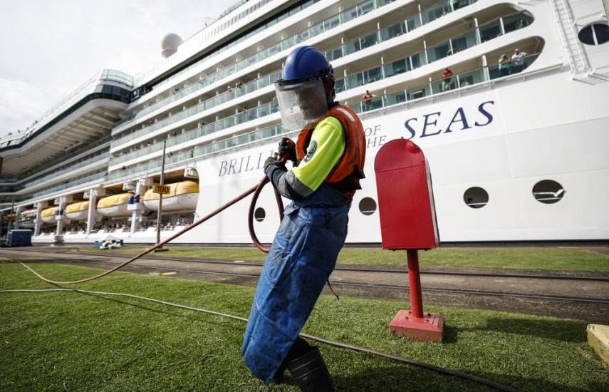 MARTIN BERNETTI / AFP | Un trabajador del Canal de Panamá en la exclusa de Miraflores.