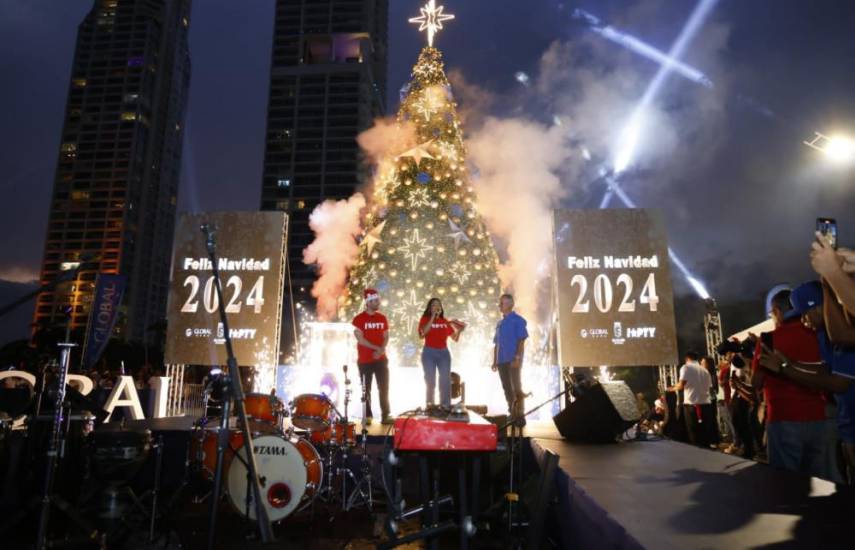 Gran encendido del árbol navideño en la Cinta Costera.