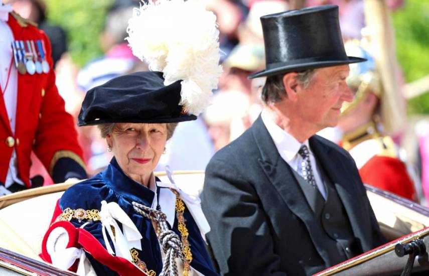 La princesa Ana de Inglaterra deja el hospital tras su accidente con un caballo
