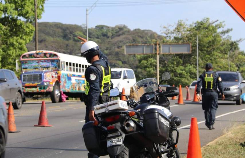 ML | Agentes de la Policía en unas vías.