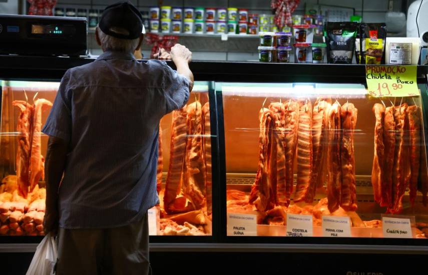 AFP | Un hombre comprando carne de cerdo en un comercio.