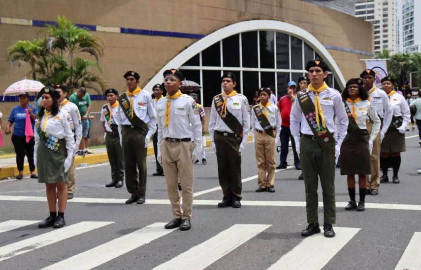 Ml | Delegación estudiantil rinde honor a la patria durante los desfiles de noviembre.