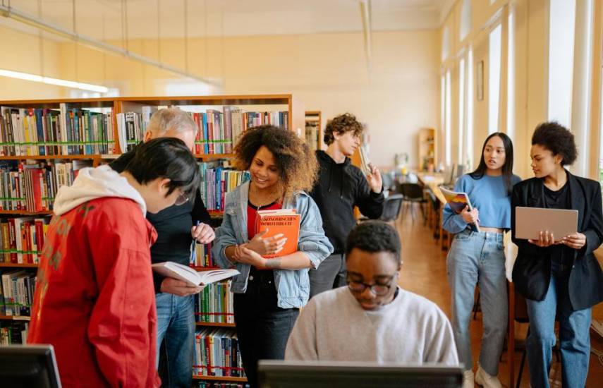 Pexels | Estudiantes en biblioteca.