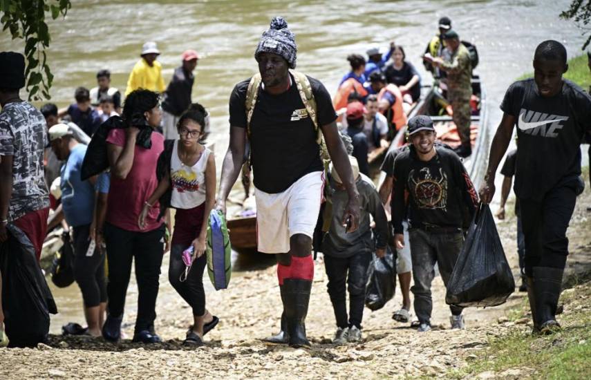 AFP | Los migrantes llegan al Centro de Recepción para Atención de Migrantes en Lajas Blancas, en la provincia selvática de Darién.